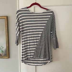 White House black market white and black abstract striped blouse size XXS